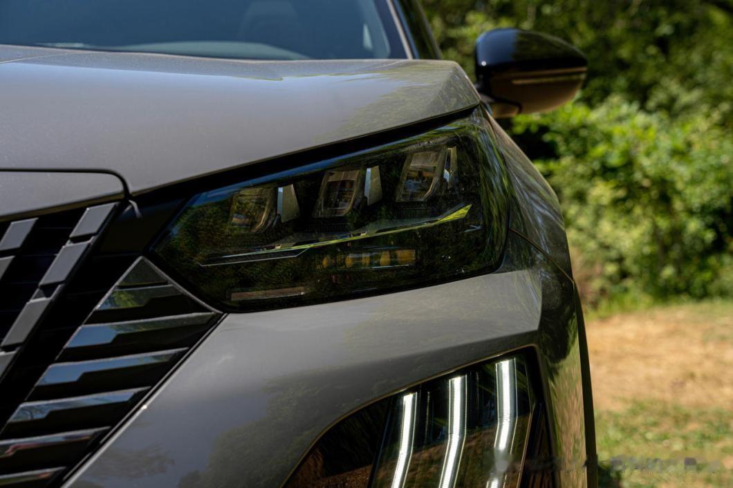 法国媒体实拍新款标致2008，三道杠狮爪LED日间行车灯上车，你觉得是现款200