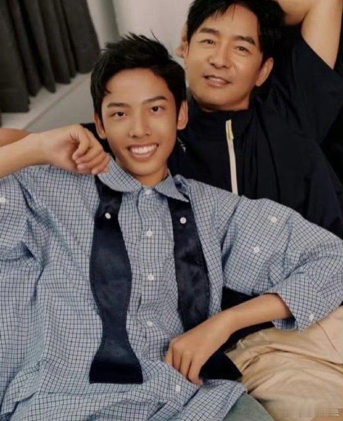 郭晓东程莉莎儿子15岁了 郭子诚的回应太棒了！15岁的他面对长相评价，坦然说出“