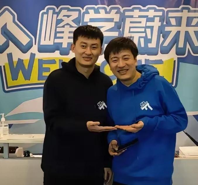 别说，仔细一看真的吓一跳，武亮和张雪峰长得也太像了，不光脸型神态像，就连说话的表