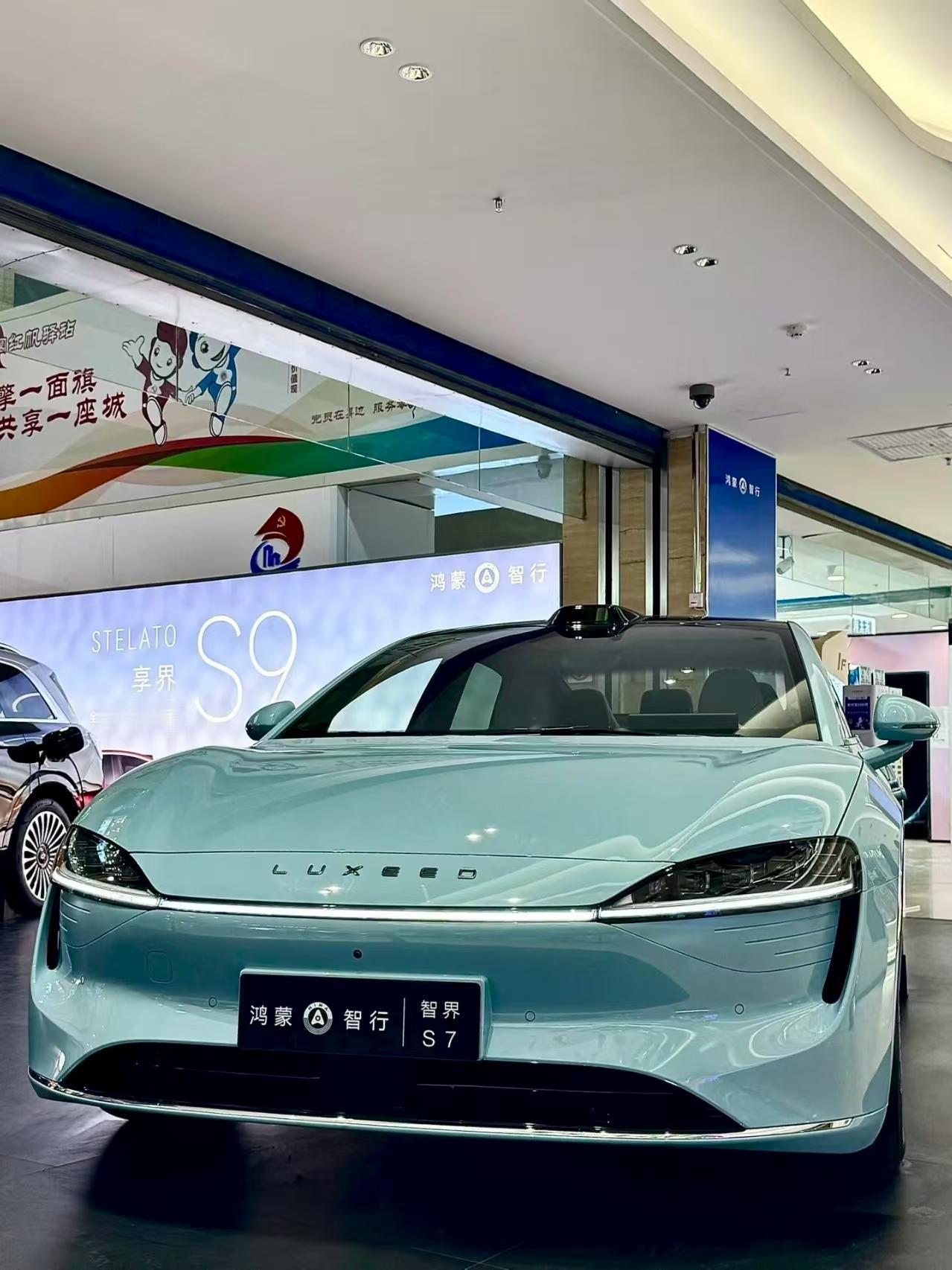S7轿跑颜值杀疯了！3.3秒破百+855km续航，城区无保护左转都能自动搞定，橄