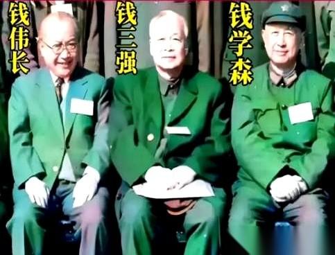 这张照片里有个细节，不知道你们注意过没。
钱学森，钱老。
他当年为了搞项目，先去