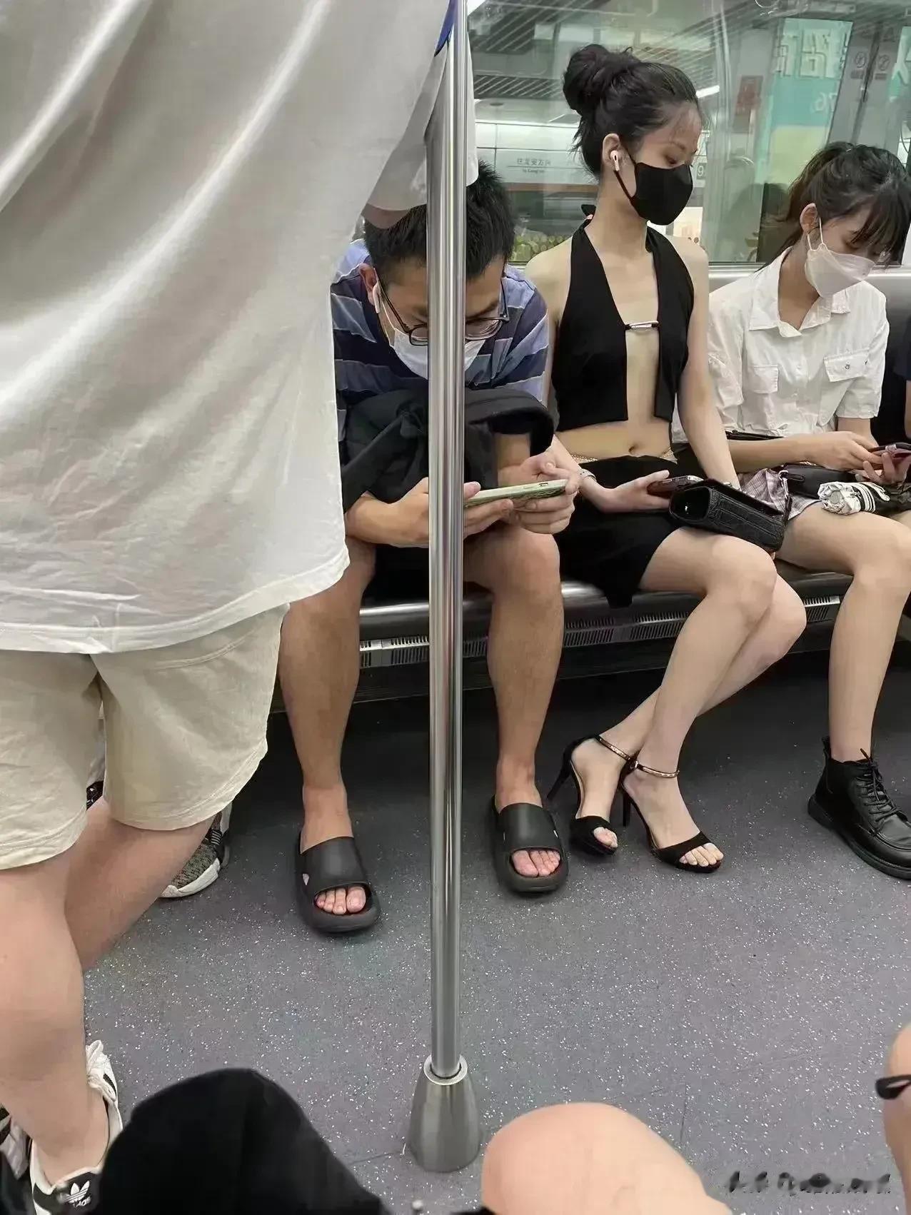我经常告诉年轻人坐地铁的时候，一定不要长时间低头玩手机，对颈椎不好。大家看看，这
