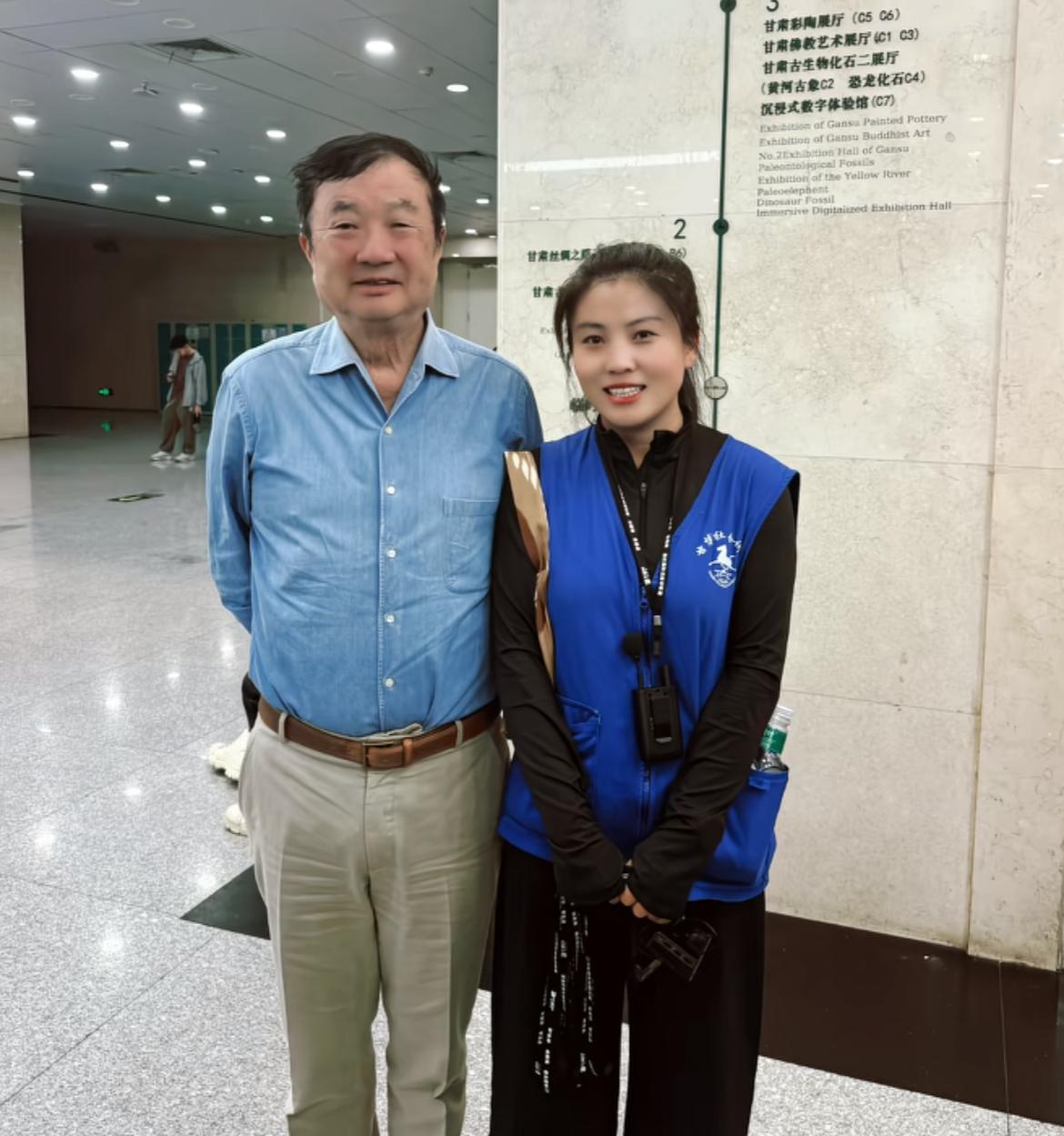 瞧瞧网友在甘肃博物馆遇见了谁？任老一身休闲装，来甘肃旅游了。

任老出生于194