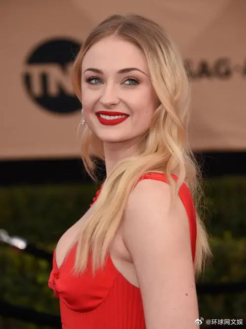 【#外媒曝索菲特纳与酷玩主唱恋情# 】据外媒报道，索菲·特纳（Sophie Tu