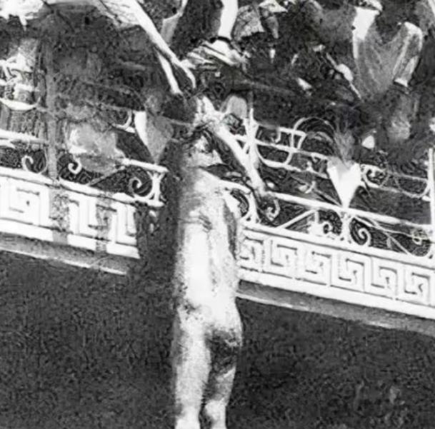 1958年，23岁的伊拉克国王费萨尔二世被处决，他的双脚被砍掉，衣服也被扒光，只