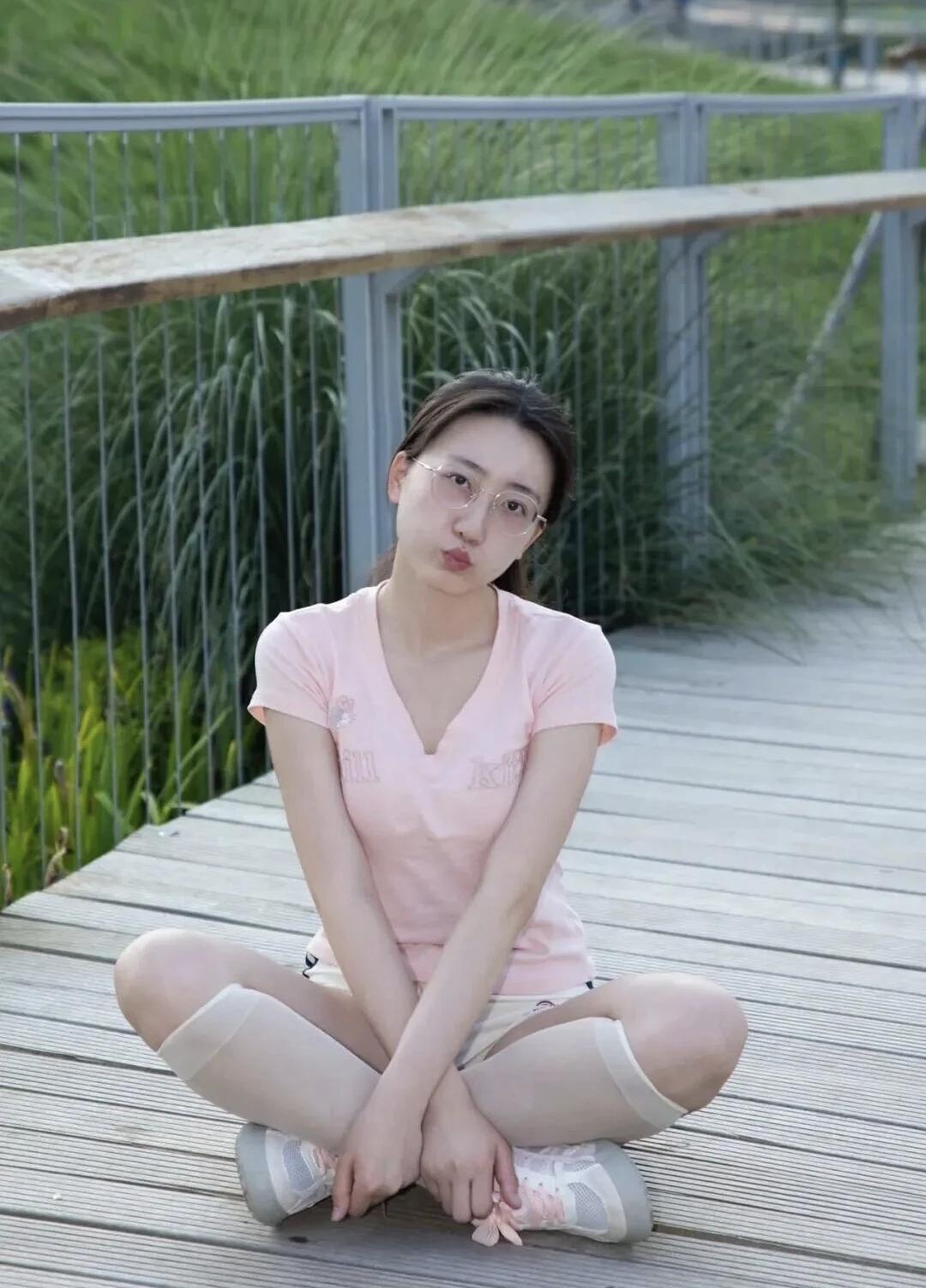 宝子们，是不是一到公园的栈道上，拍照姿势就只剩下“傻站剪刀手”了？别慌！今天就来