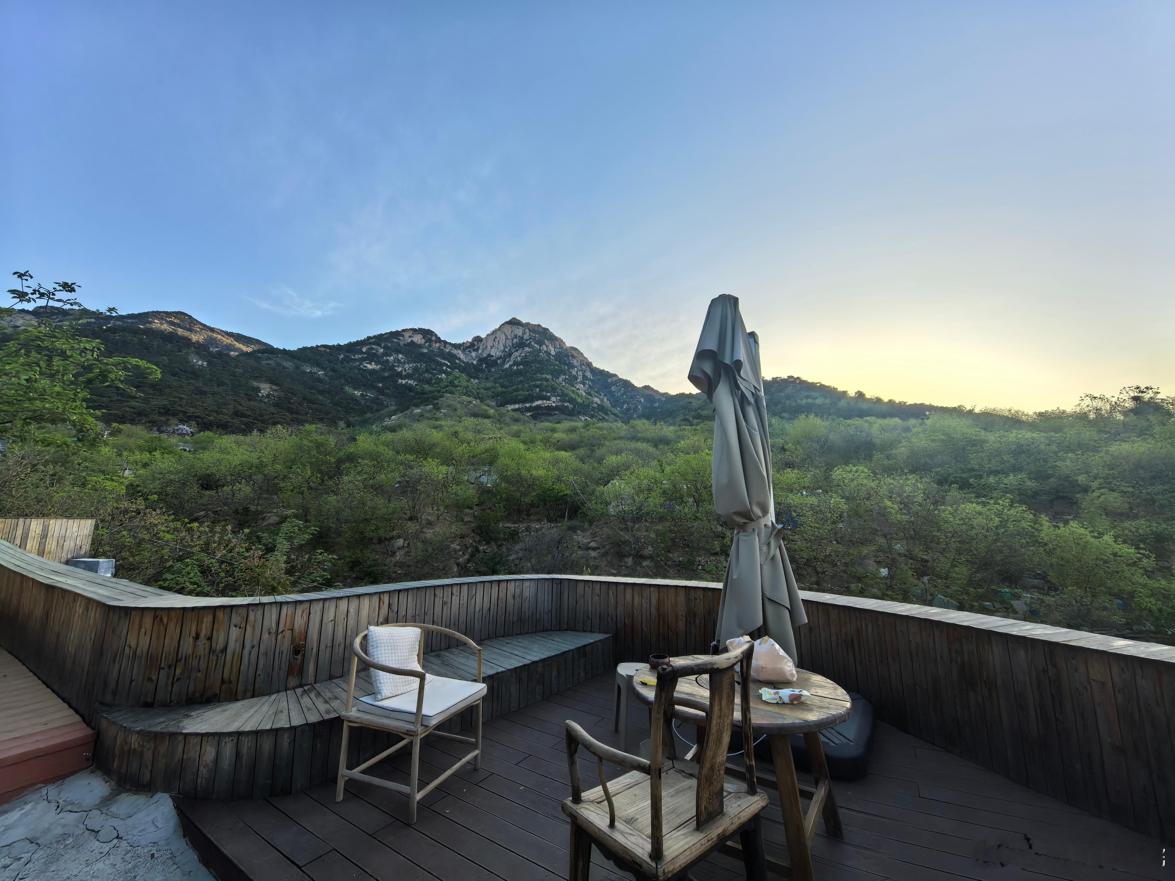 东方欲晓，莫道君行早。踏遍青山人未老，风景这边独好。 