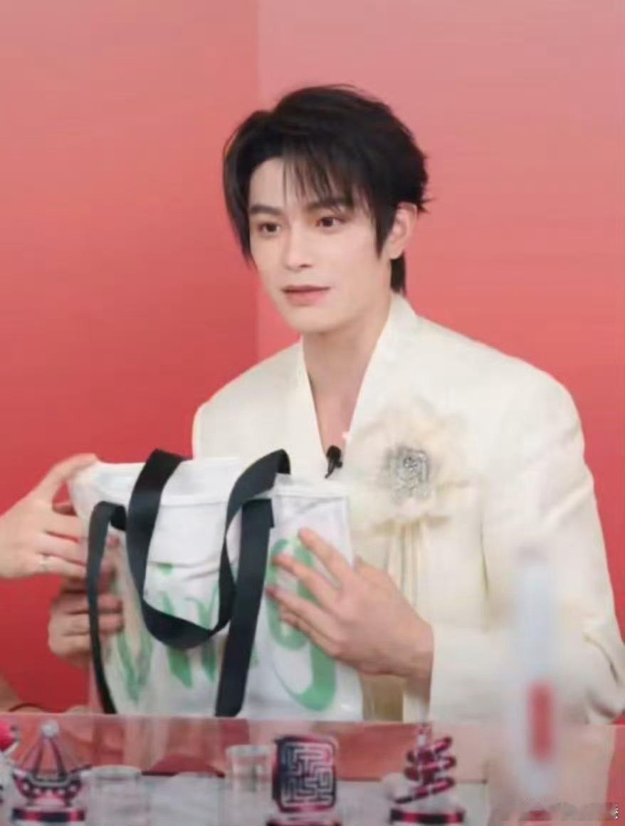 丁禹兮假期后上班状态 别人放假回来萎靡不振，丁禹兮直接活力爆棚！白西装造型帅到犯