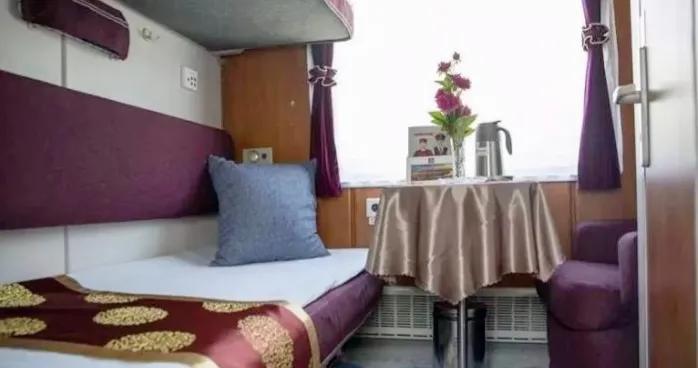 最近，一位女士在购买夜车软卧车票后发现，她所在的包厢内有三位男性旅客，这让她感到