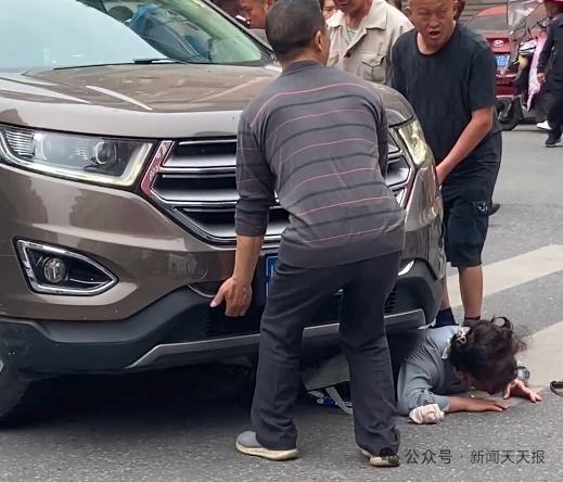 监控泪目！乐山斑马线惊魂60秒：大姐被卷车底，下一秒全城好人涌上来！
5月8日上