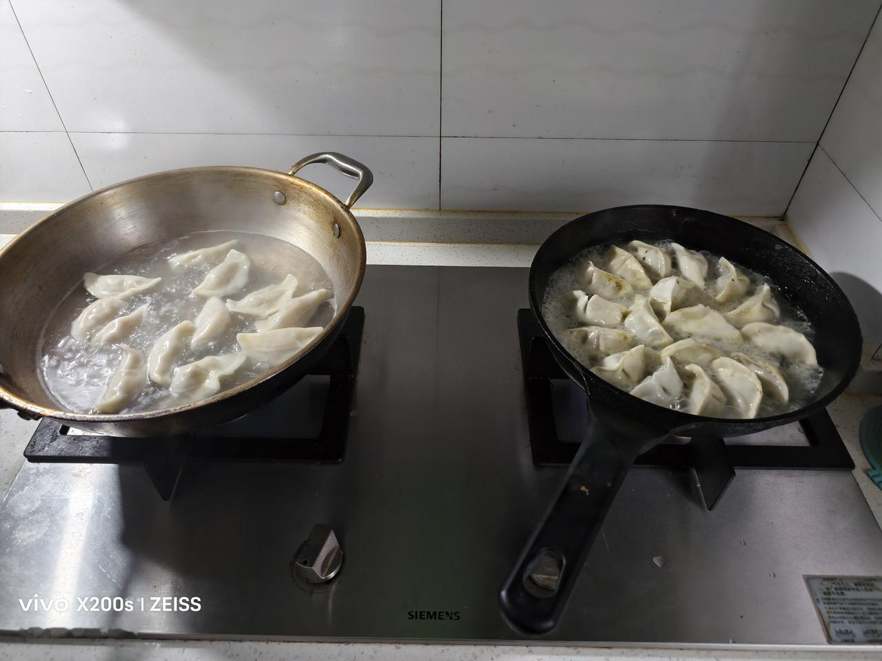 晒图笔记大赛锅贴饺（荠菜馅）、水煮饺（槐花馅），早餐营养美食，老伴爱吃槐花馅水煮
