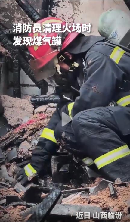 在清理火灾现场的时候，他浑身是灰，防护服被汗浸得发亮，突然发现瓦砾下面还埋着一个