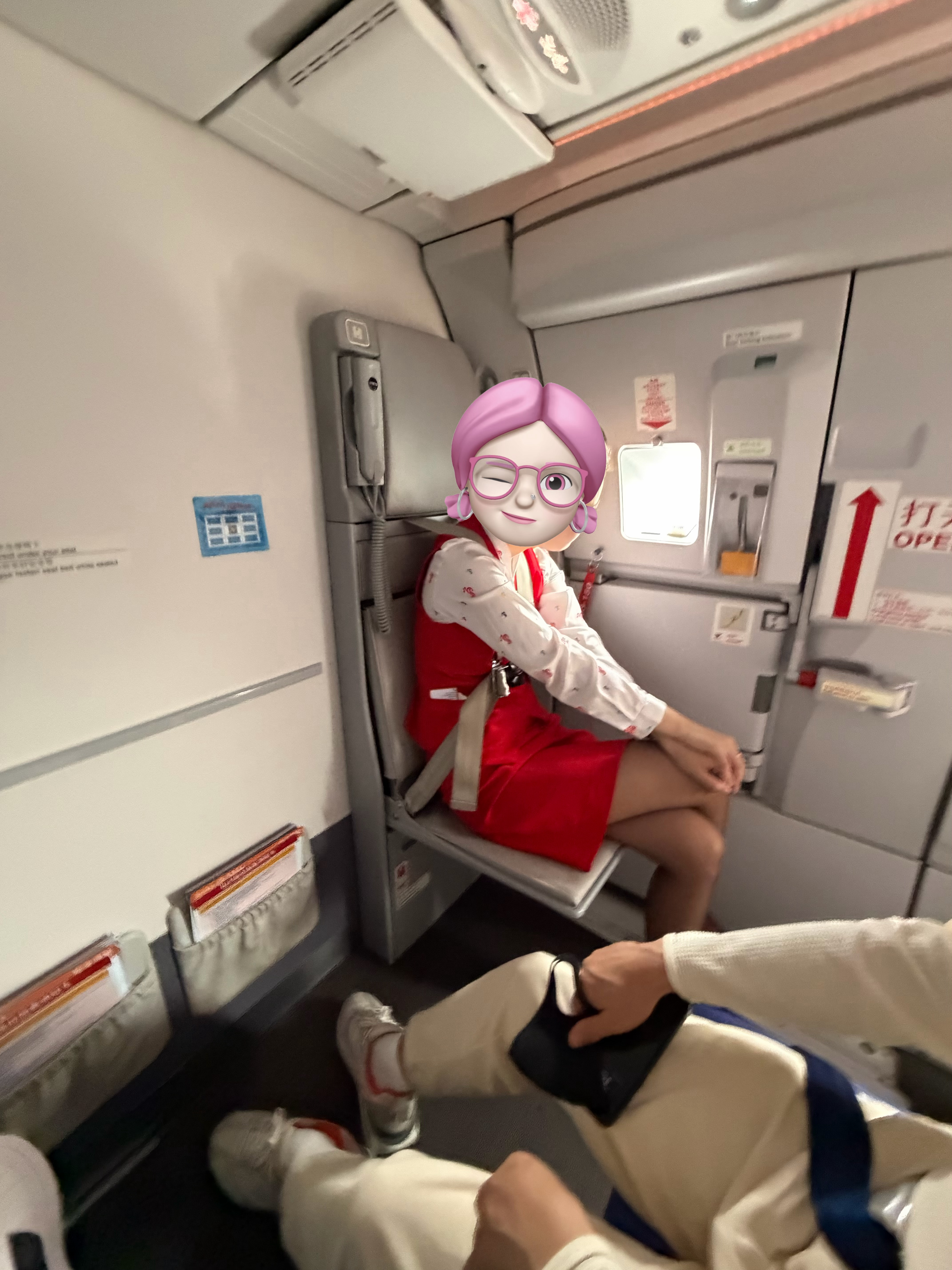 我经常性坐安全口位置，空间感无敌，之所以一般默认深航出行，是有理由的，这个航班我