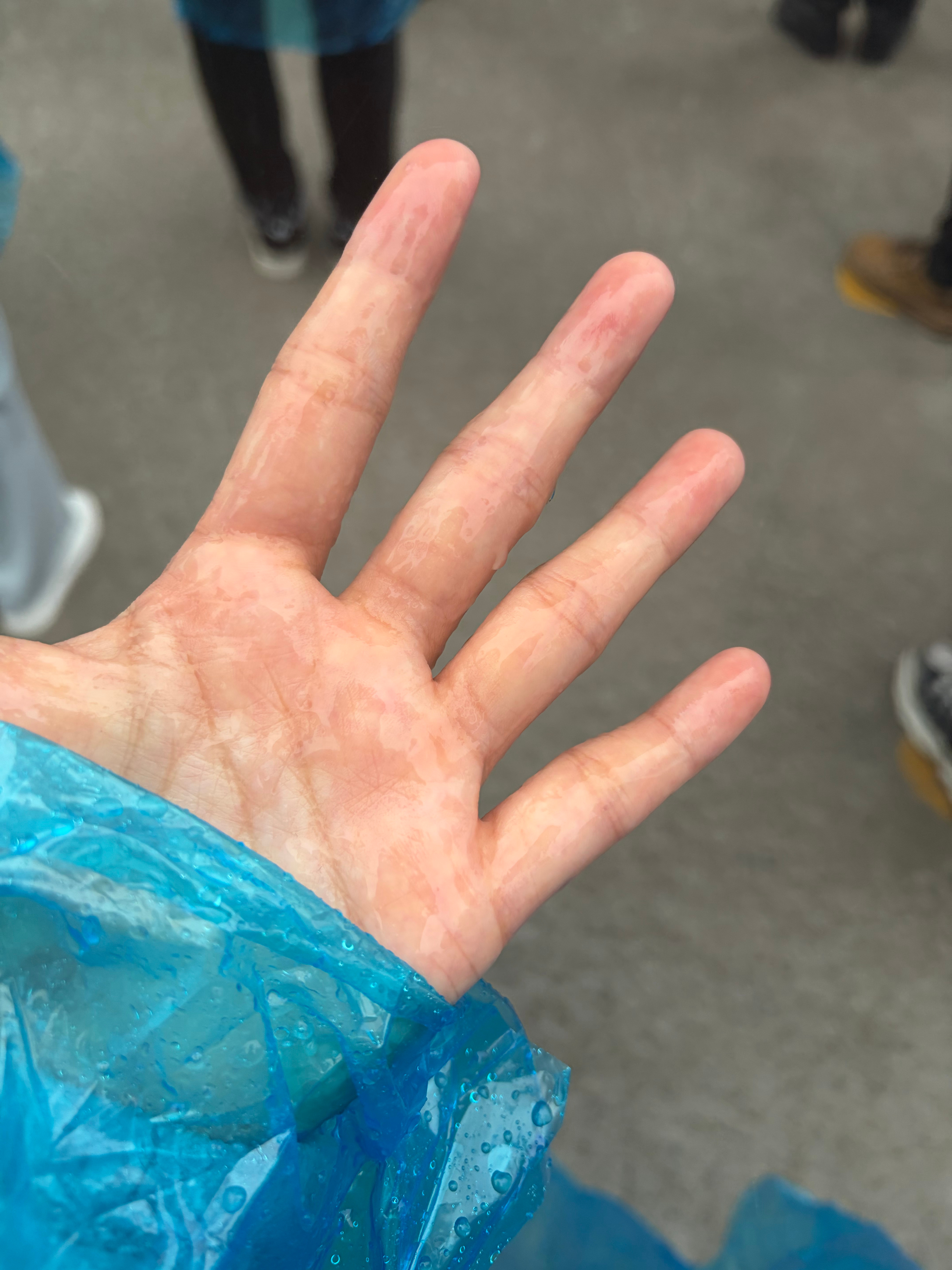 最近一个星期全部在出现场。全是高温暴热天气，图一是突如其来的暴雨，暴雨也要坚上岗