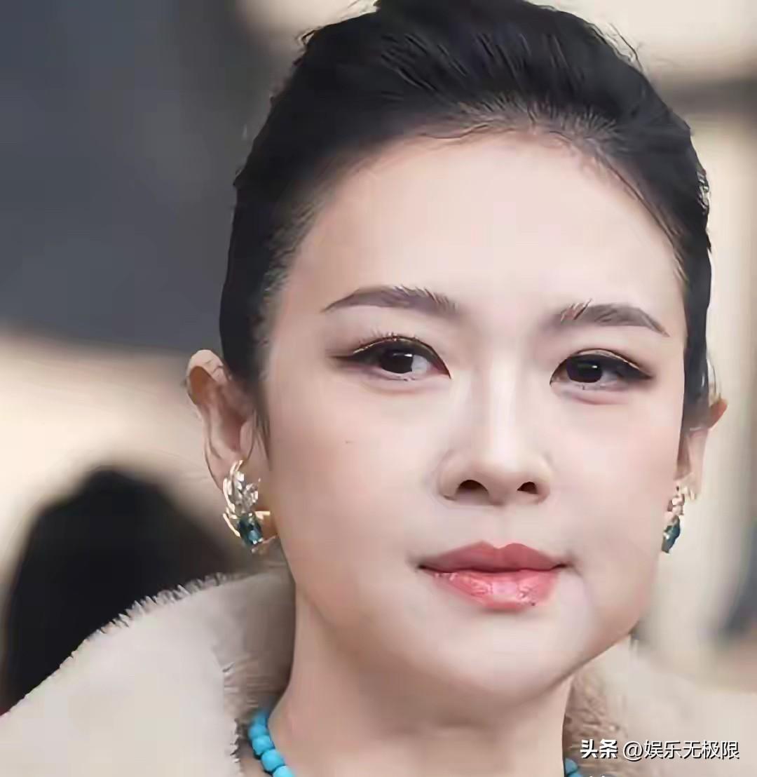 章子怡终究还是输了！

在钟楚曦面前国际章也显得逊色了，虽然看着脸部光滑细腻，但