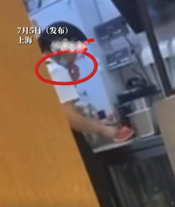 在CoCo某门店，后厨一名员工戴着帽子和口罩正在切西瓜，但口罩佩戴并不规范，也没
