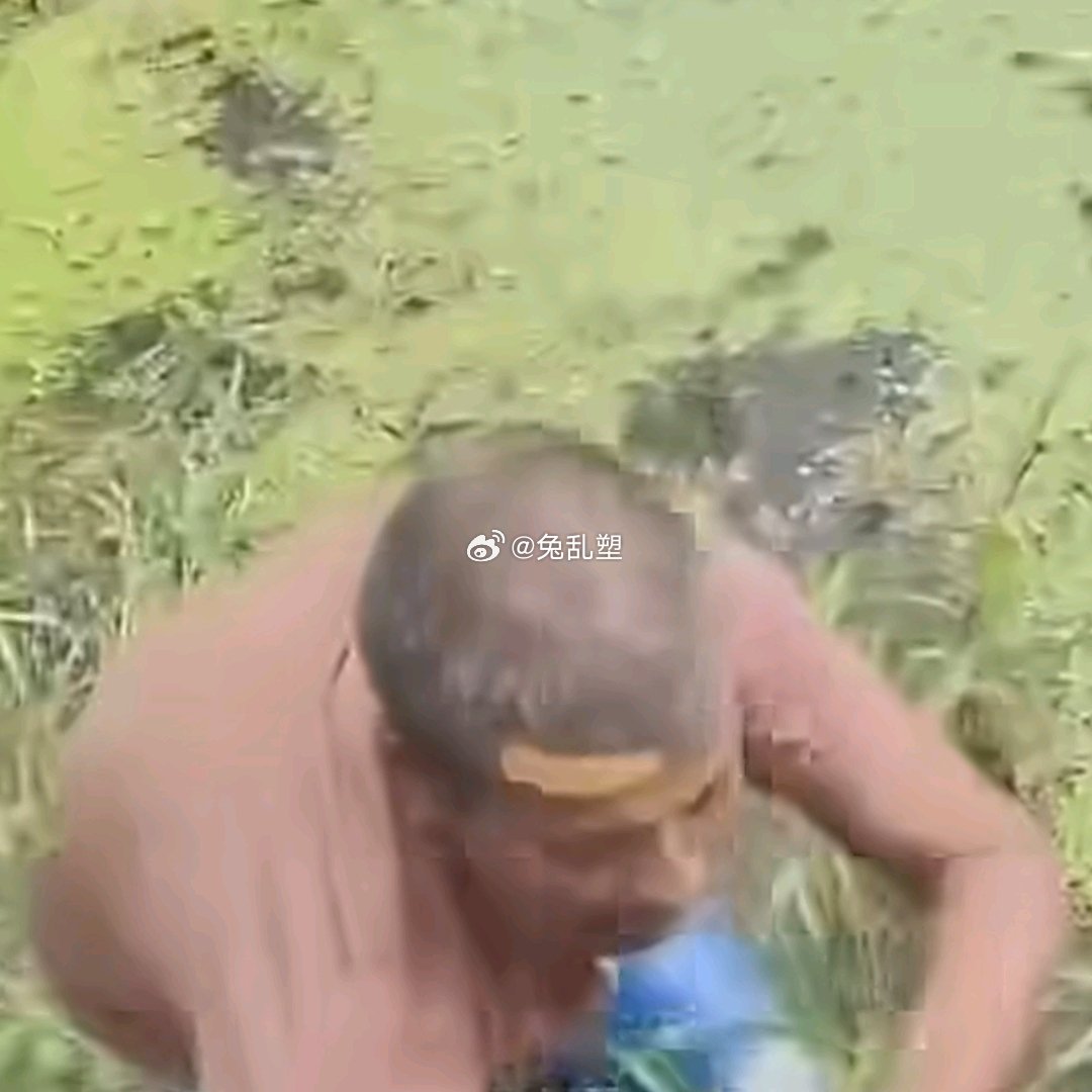 印度嫌犯奸杀12岁女孩遭民众打死你看他们多么愤怒，但他们自己身边的女性同样地位很