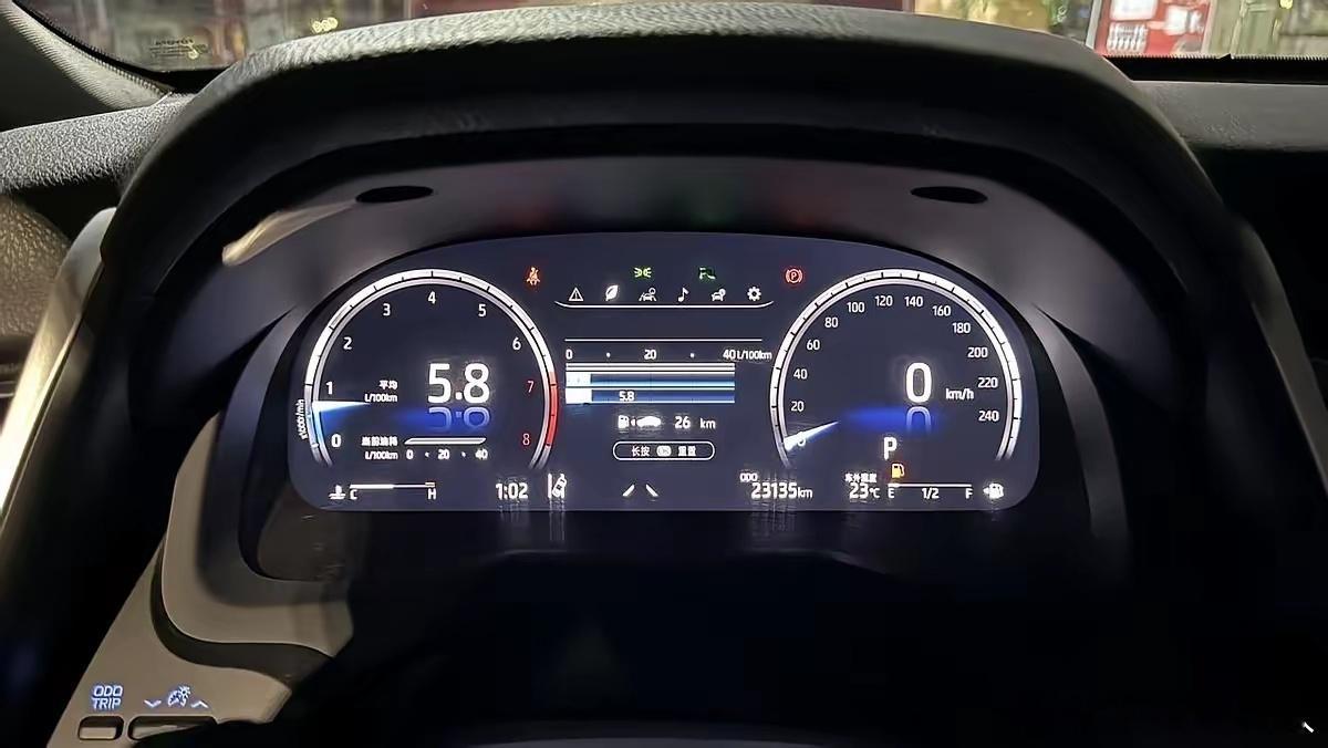 一箱油，干了917公里。关键是，油箱里还剩11%的油。今天算是被一位凯美瑞车主上