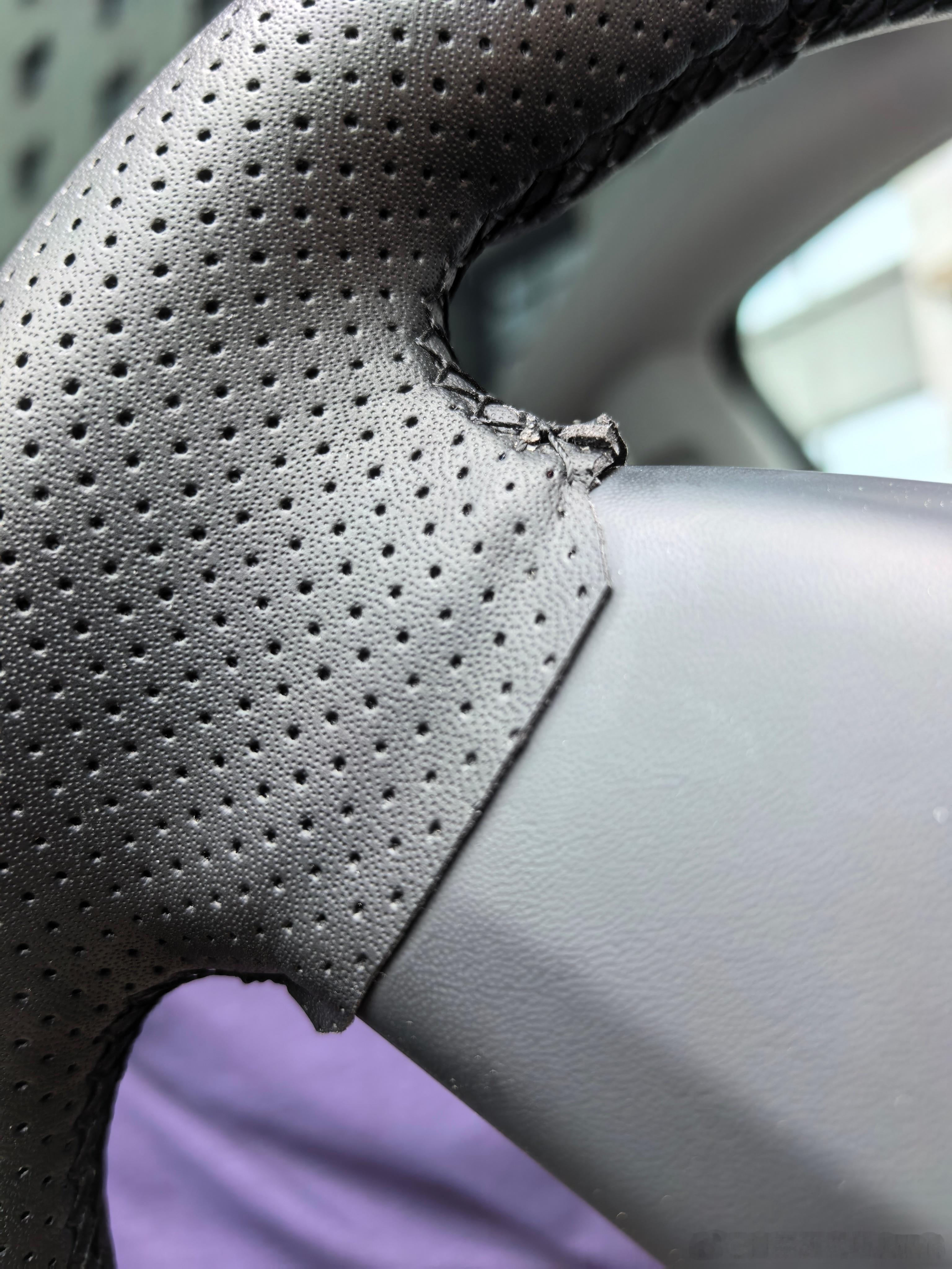 这豪华车的方向盘，这么粗糙吗？昨晚被这个接缝拉了一下手才发现这拼接，甚至端口处都