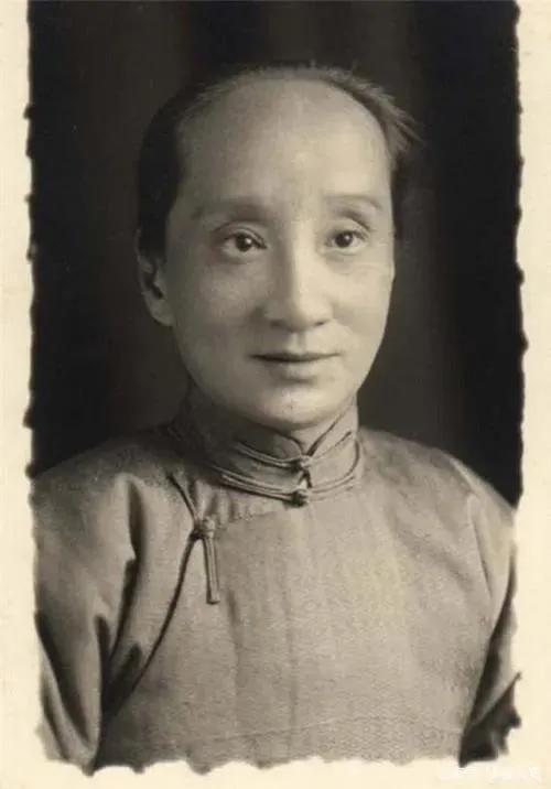 那天，鲁迅刚要躺下休息，突然，朱安爬到床上，哀求说：“大先生，给我一个孩子吧！”