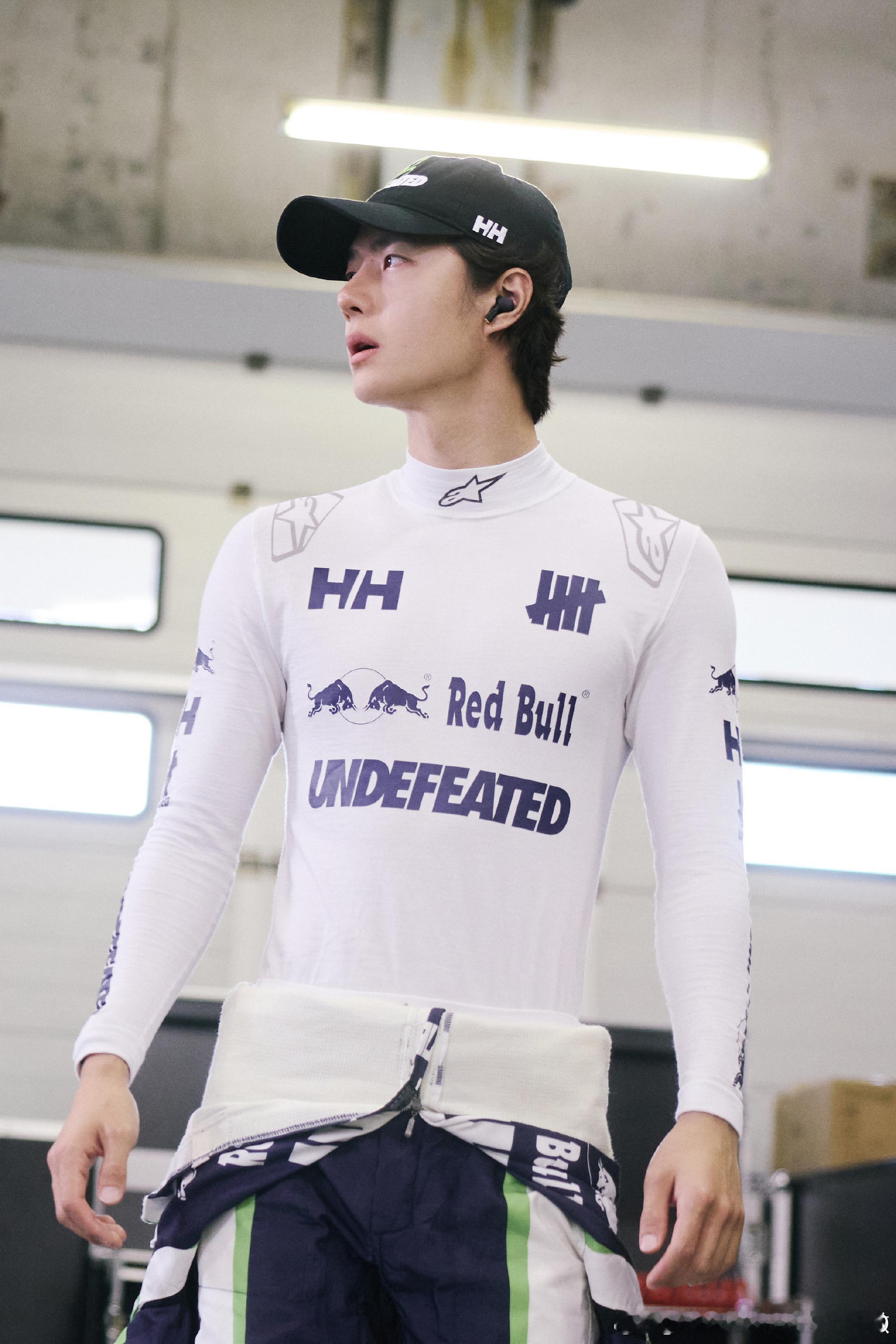 王一博坐摩托车离开不忘和粉丝打招呼 ‖王一博连超七辆车 今日85号高光：他第一棒