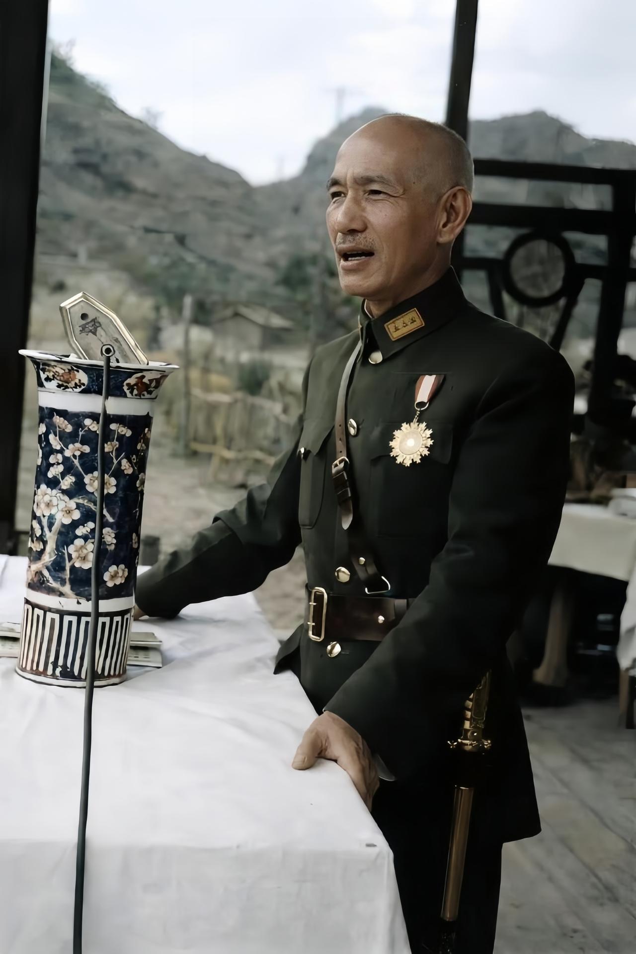 这是1945年蒋中正在四川万县视察青年远征军二零四师时讲话。此师师长为覃异之，全
