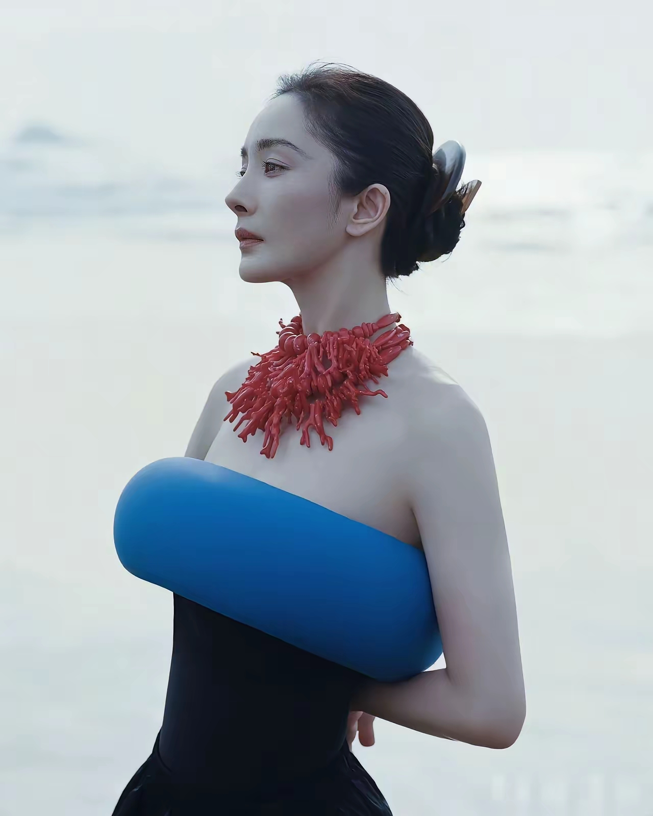 杨幂这造型确实够夸张！胸部那蓝色“游泳圈”，搭配夸张的黑色小短裙，蜂腰丰臀大长腿