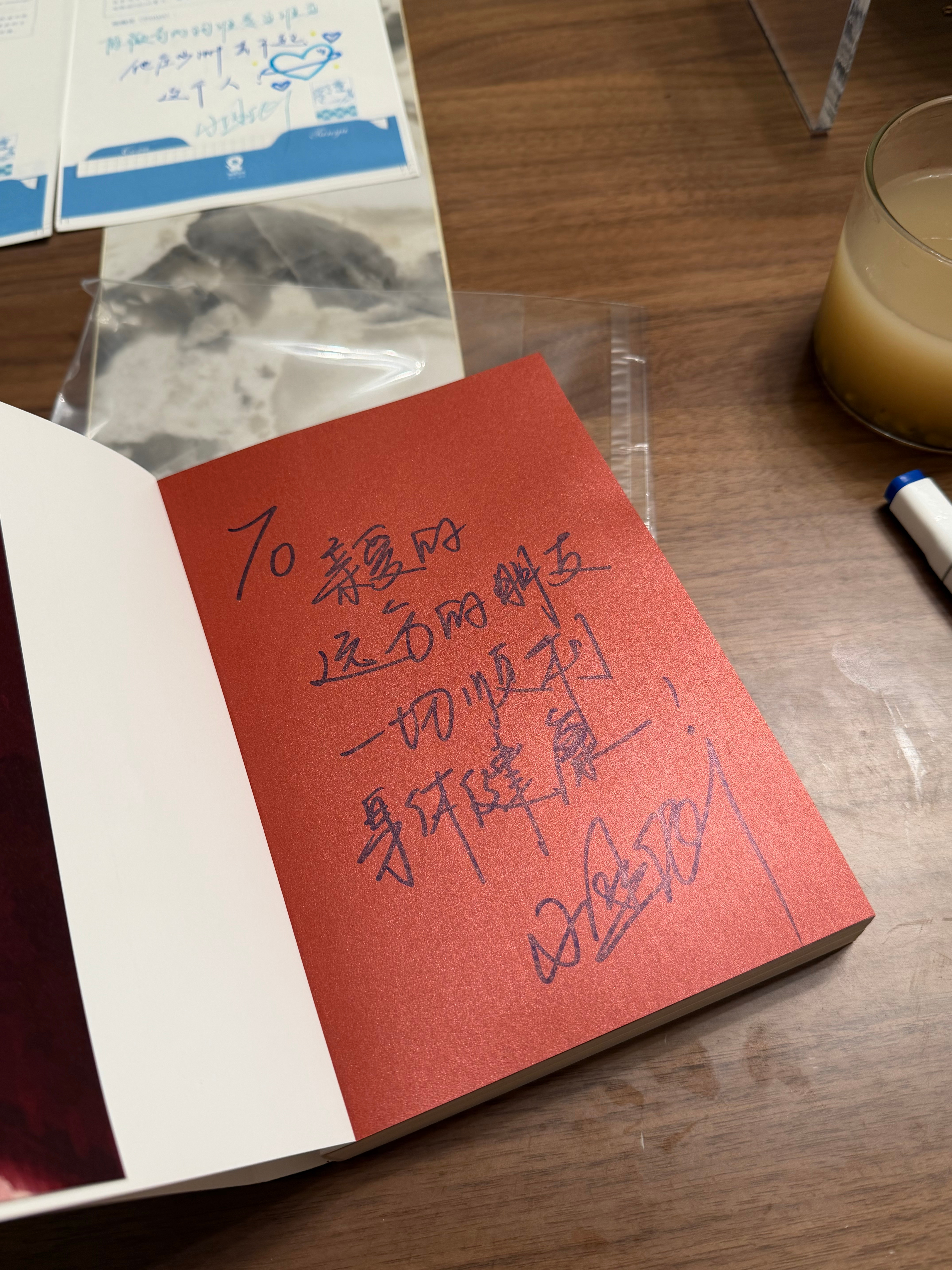 一个俄罗斯的朋友，他一大家子人过来这边玩了半个月，现在要回去了，我决定给他家人送