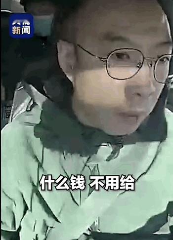 山东一大叔在出租车上腹痛难忍，恳请司机师傅闯红灯，司机打122报备后一路打双闪鸣