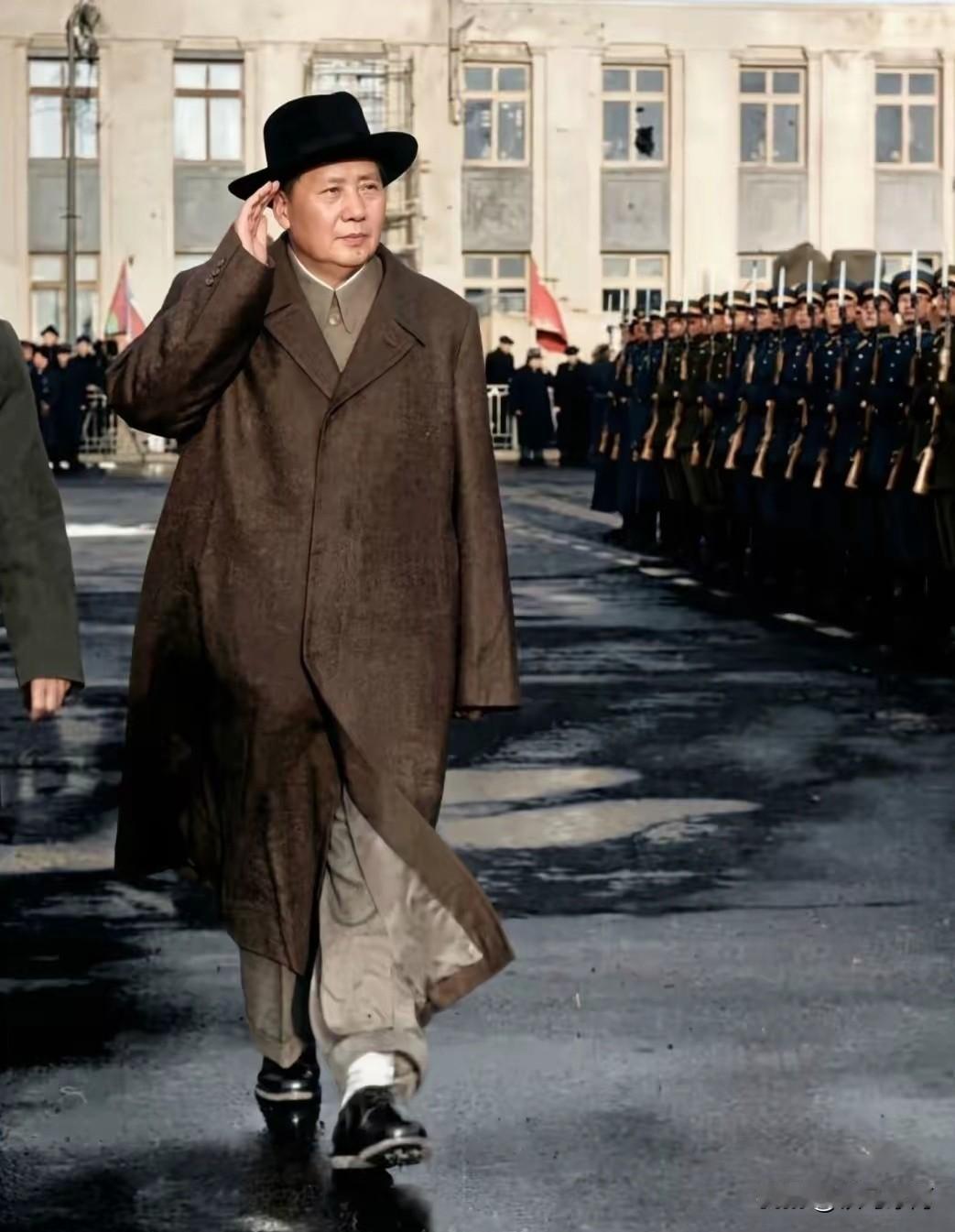 🍁60岁以上的人看到这张照片都会点赞吧。这是1957年毛主席出访苏联，在莫斯科