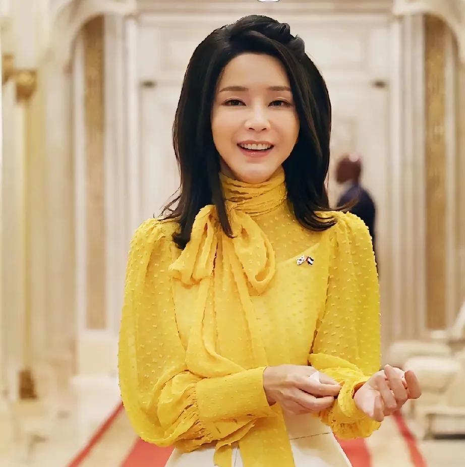 金建希被一削到底！
最新消息，金建希入狱调查期间，她的教师资格证也被注销了，啥证