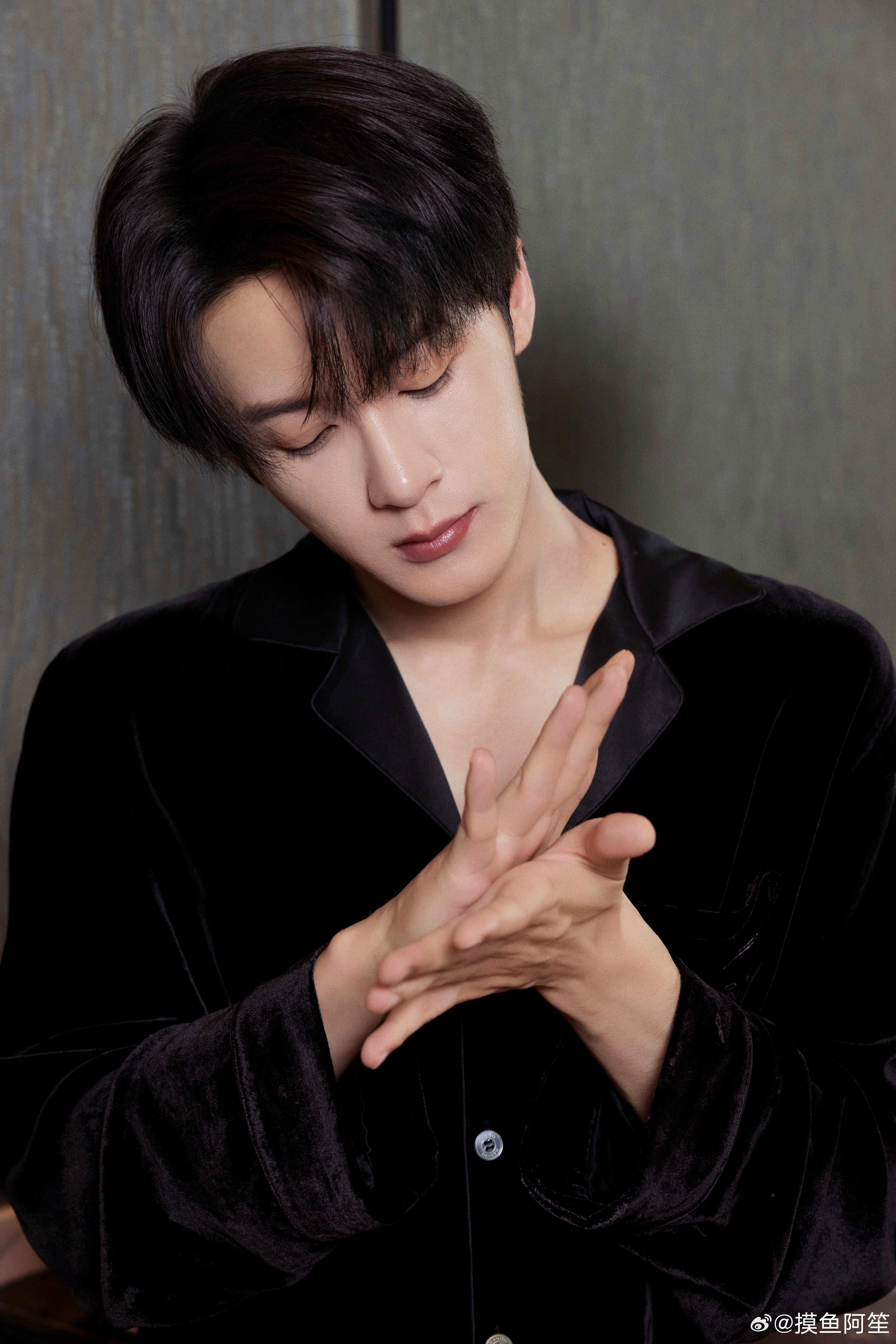 檀健次🍠营业，三专出了以后真的是频繁更新啊，小炭火有福了 