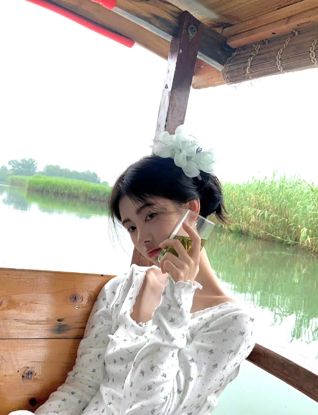 鞠婧祎 虽然我们不在同个地方，但因这场雨，使我们更似在同一个地方