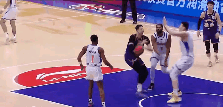 沈梓杰这下太惨了！北控与新疆比赛开始刚刚1分钟，沈梓杰脚踝90°崴脚，沈梓杰痛苦