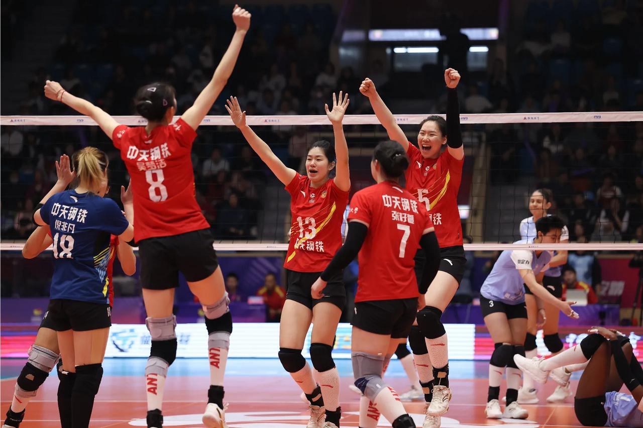 江苏女排之所以能赢上海女排，原因在于：1、在常规赛江苏女排一直是以赛代练，队员之