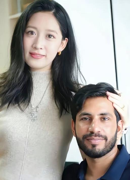 这是大美女网红丹丹和印度丈夫的合照，此前将印度丈夫包装成“婆罗门”，营造出“嫁入