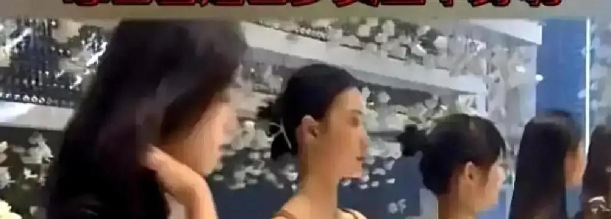 西安相亲角这两天围了一大圈人，大家盯着一张相亲帖直揉眼睛

上面清清楚楚写着：千