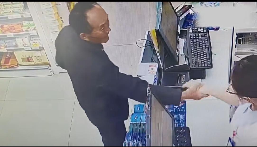 这样的伸手摸人家一下，心理就获得极大满足了么？
午间，一个约摸6旬的老人走进一家