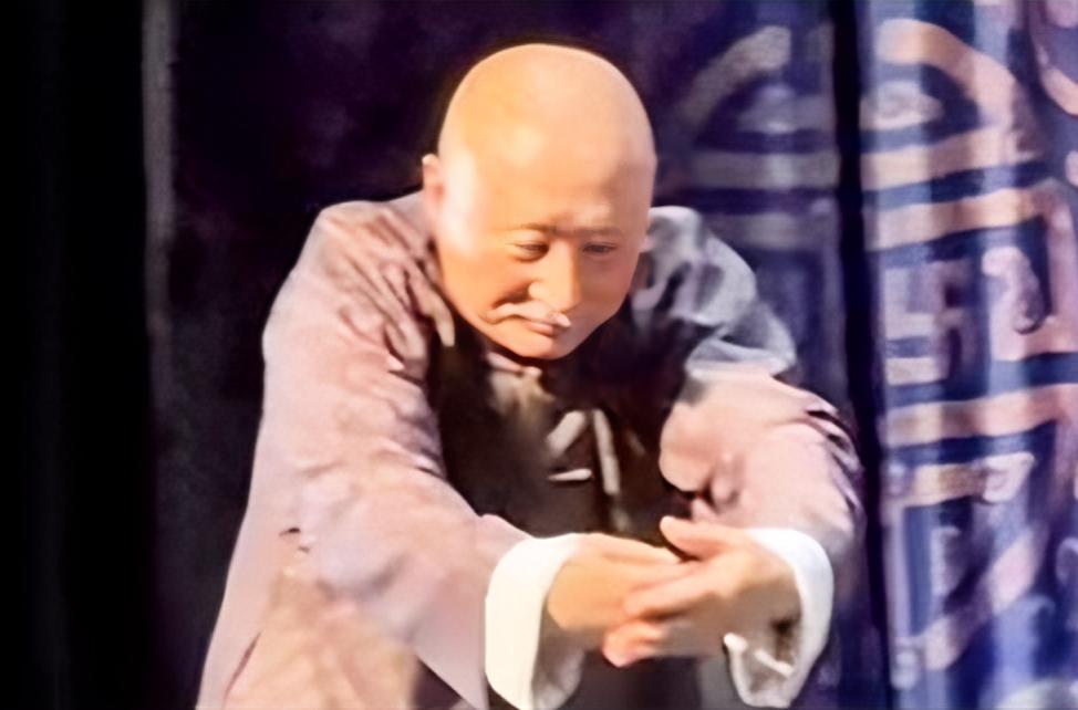 71岁陈佩斯谢幕鞠躬11次 躬，后退隐入幕布看哭观众

12月21日，话剧《戏台