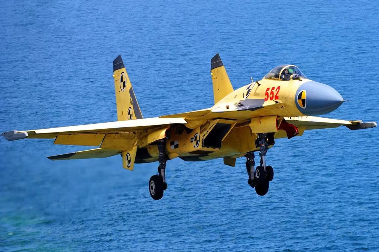 歼-15发动机突发险情！只差5米就冲出甲板！
 
7月30日，央视公开一段歼-1