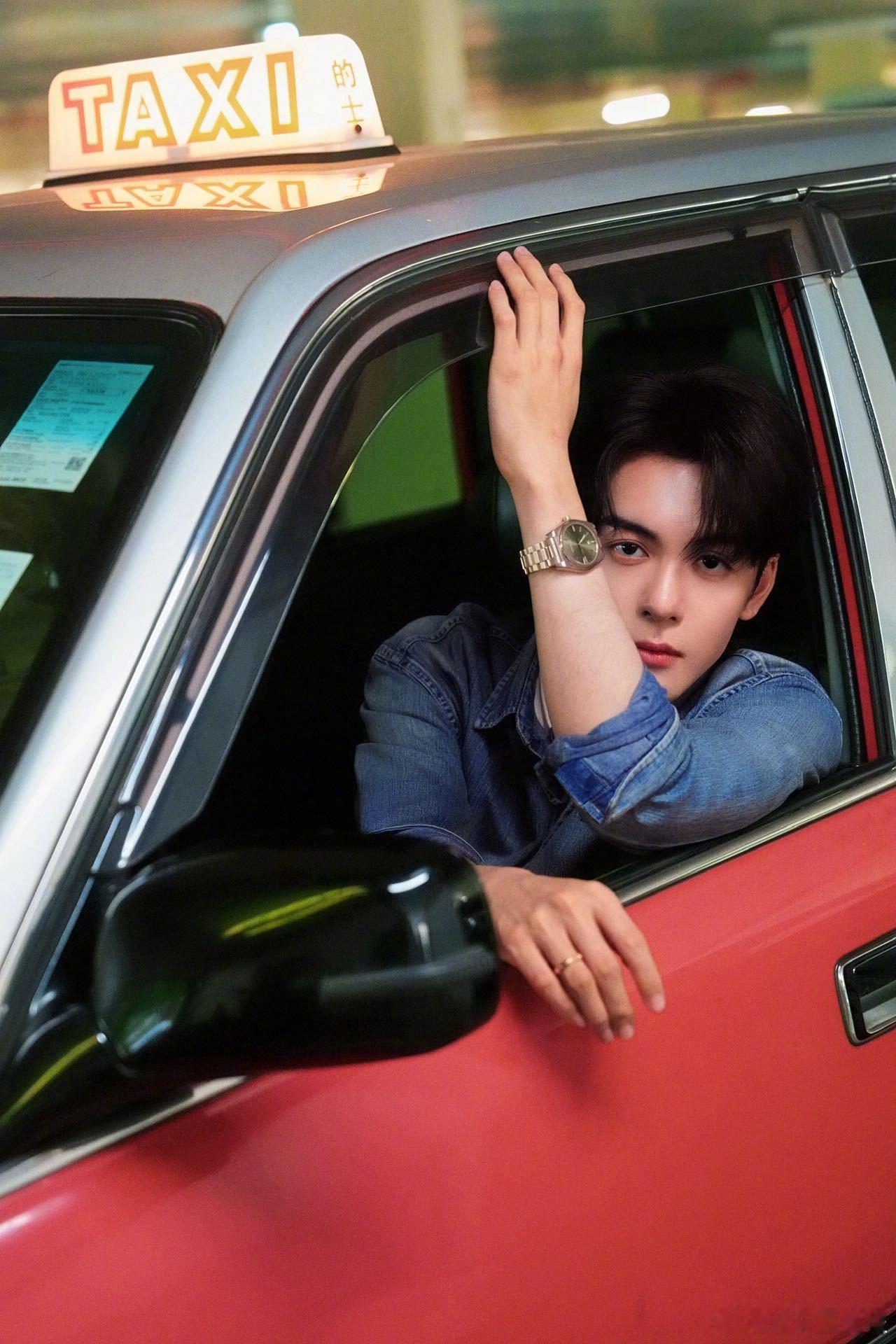 曾舜晞你这“魔丸”属性也太藏不住了吧！别人拍MV都端着镜头耍帅，他倒好，直接在片