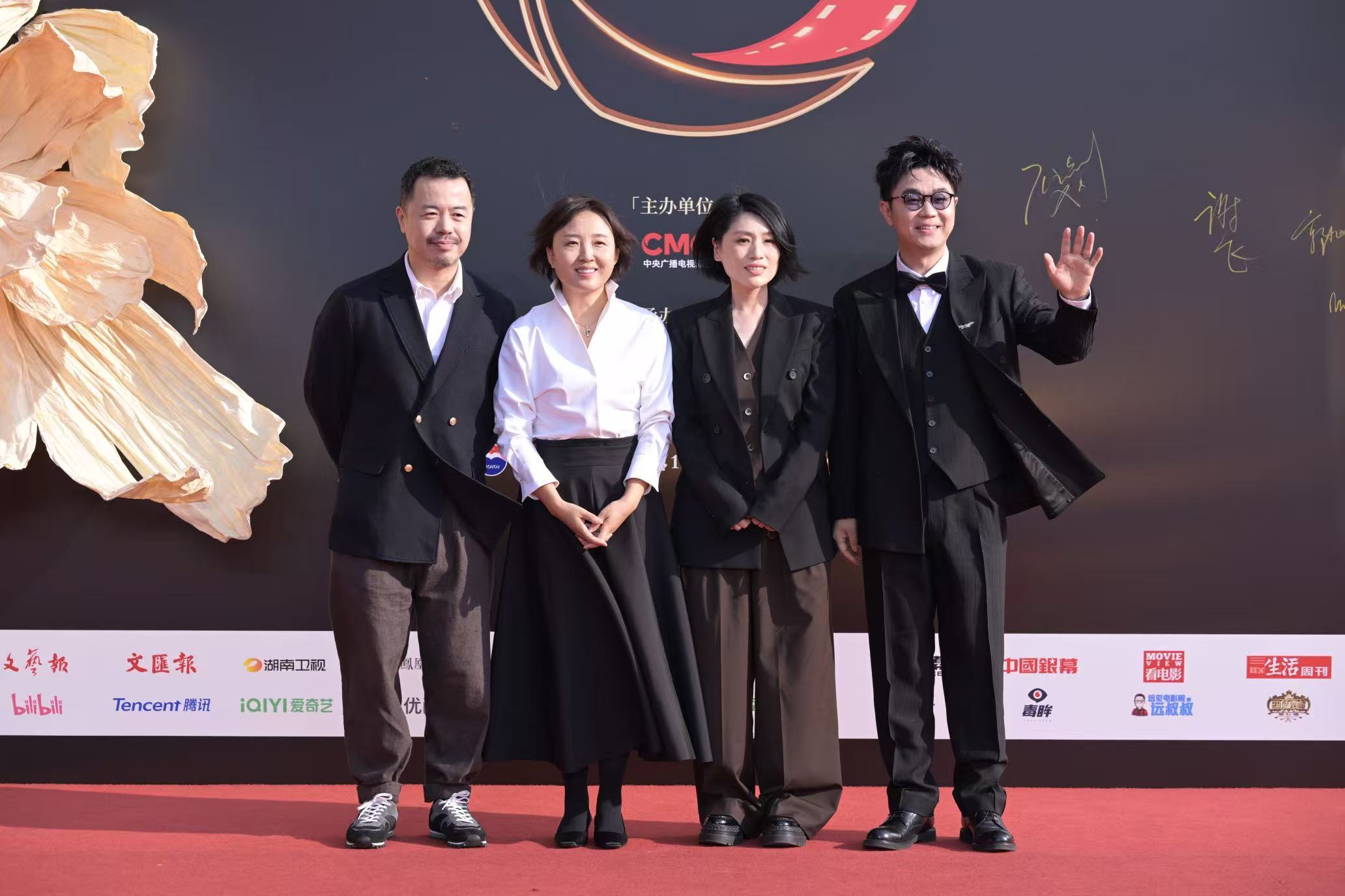 CMG中国电影盛典红毯大鹏导演携《长安的荔枝》剧组亮相CMG红毯！ 