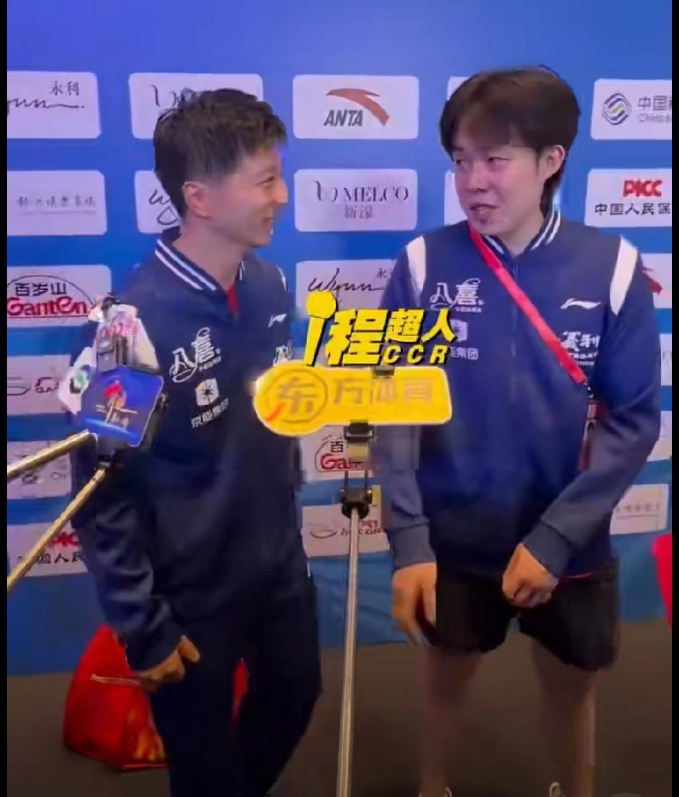 昨晚北京队打赢了河南队，
赛后来到采访区，
马龙拍了拍王楚钦的屁股。
楚钦这个嘴