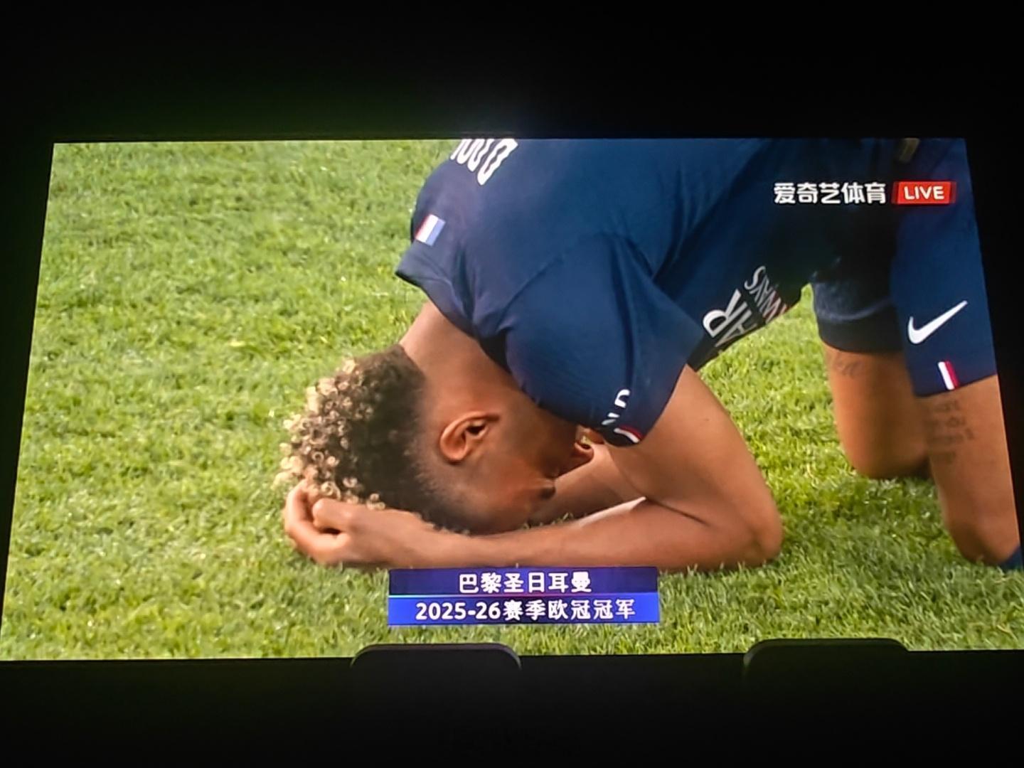 欧冠决赛巴黎卫冕欧冠冠军阿森纳踢得也挺尽力的，可惜了好久没熬夜了，常规时间上半场