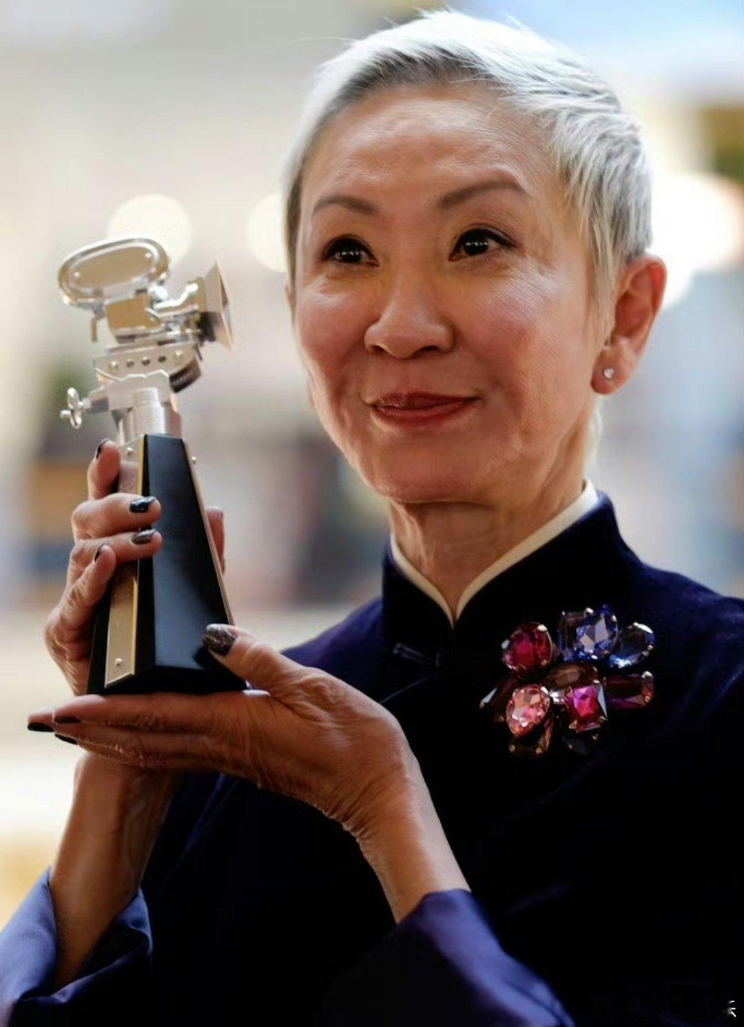 成龙林青霞发合照悼念施南生众星悼念施南生据港媒消息，著名香港电影人施南生于7月1