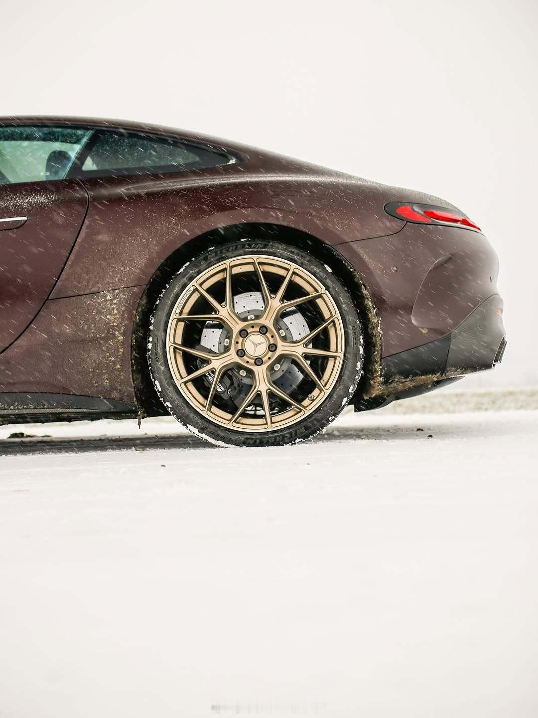 ❄️❄️❄️雪天旅行🧳🧳🧳棕色跑车🤎🤎🤎全新AMG GT63s🤎?