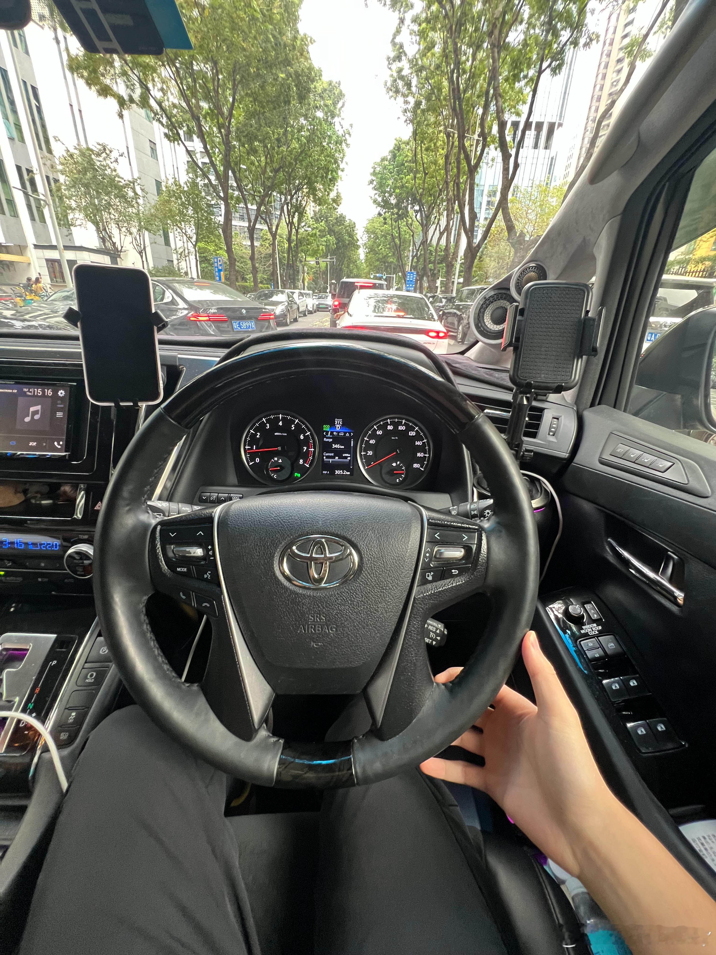 转向手感对车的质感影响太大了，我其实觉得丰田的车转向手感整体都不错的，以前横置的