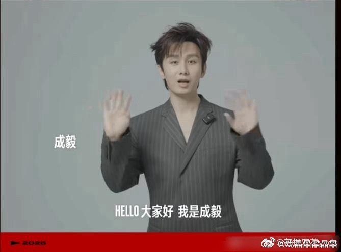 这个假发套后面没烫平，翘起来了，刘海不服帖 