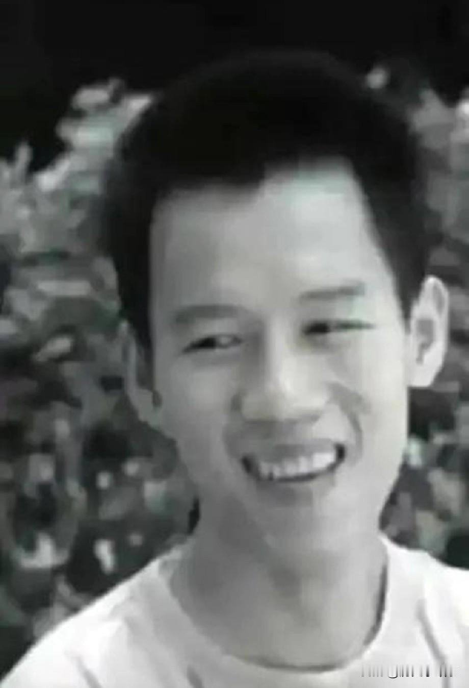 2003年的珠海，一名23岁保安冒死救下正被3名歹徒侵犯的女教师，谁知两年后，他