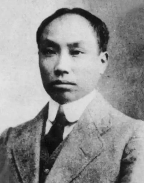 1953年，毛主席来到陈独秀的家乡安庆视察。突然，毛主席问工作人员：“陈独秀家还